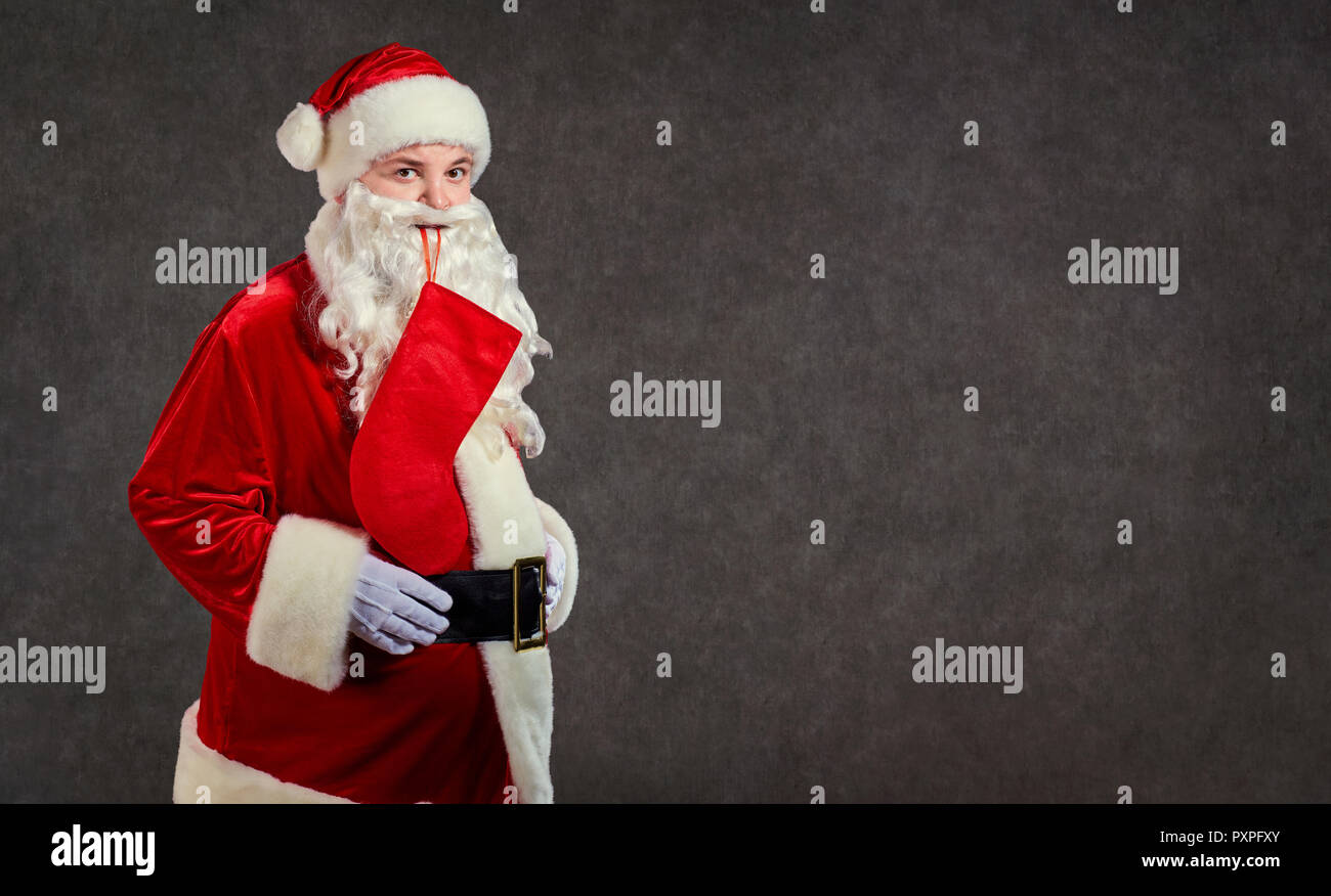 Felice divertente Babbo Natale con la calza rossa sullo sfondo. Foto Stock