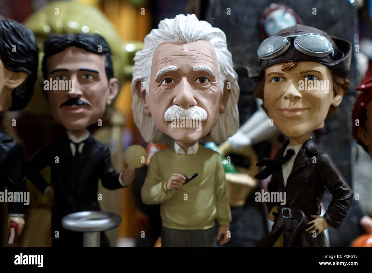 Columbus, Ohio / STATI UNITI D'AMERICA - 04.17.2018 - close up bobblehead figure con Einstein Tesla e Amelia Earhart Foto Stock