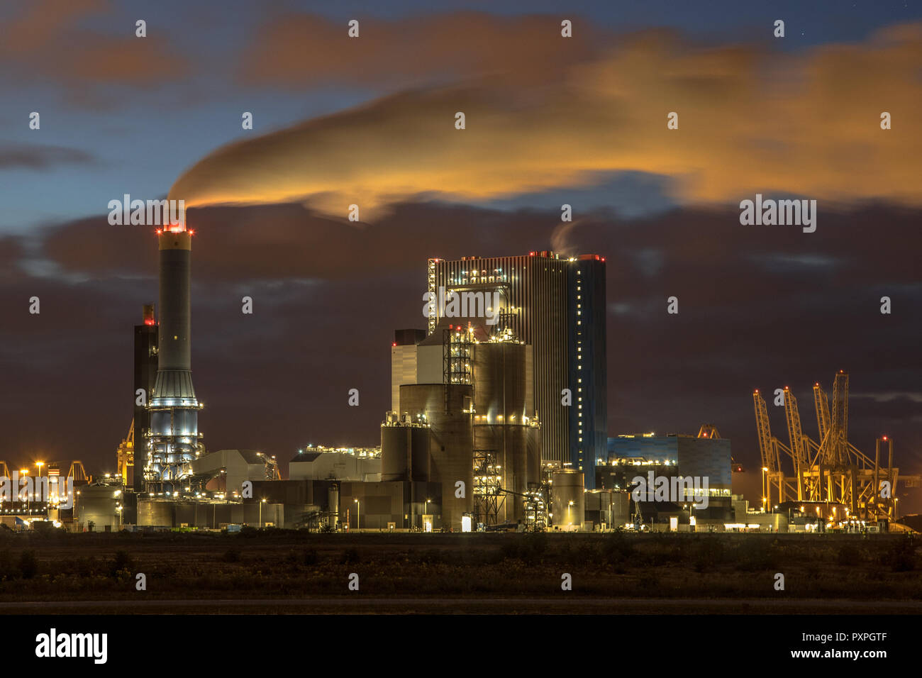 Il carbone energia elettrica impianto di notte con fumo illuminato in Europoort, Maasvlakte Rotterdam Foto Stock