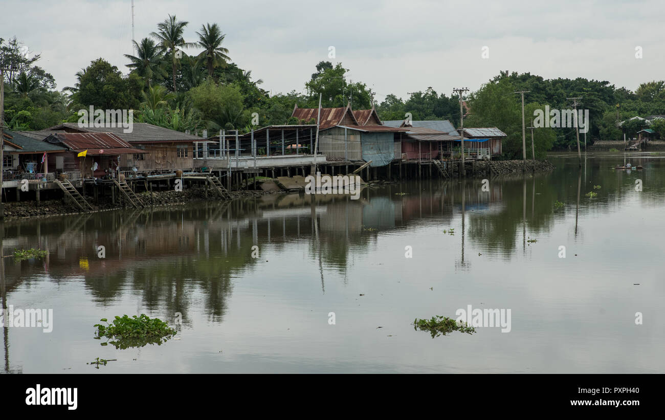 Case sul canale in Thailandia Foto Stock