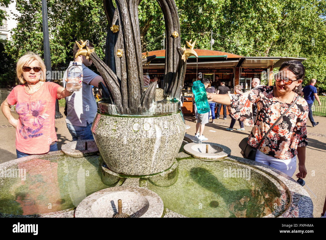 Londra Inghilterra,UK,Green Park,Ritz Corner,fontana da bere,donna donna donna donna,bottiglia d'acqua di riempimento,UK GB inglese Europa,UK180821131 Foto Stock