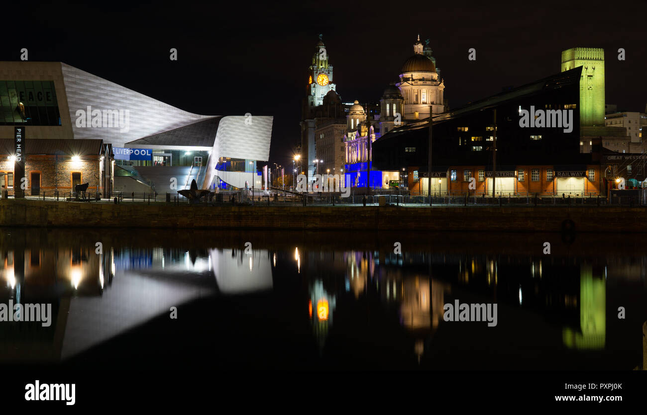 Liverpool edifici waterfront, visto da Canning Dock, il 3 grazie, l'isola di Mann e Museo di Liverpool. Prese nel mese di ottobre 2018. Foto Stock