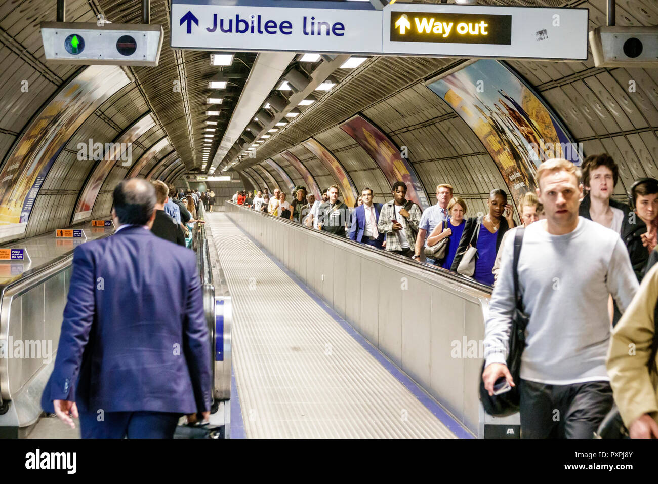 Londra Inghilterra,UK,Lambeth South Bank,Waterloo Station,metropolitana metropolitana metropolitana metro,travellator,marciapiede mobile,Jubilee line,uomo uomo maschio,donna femmina donne Foto Stock