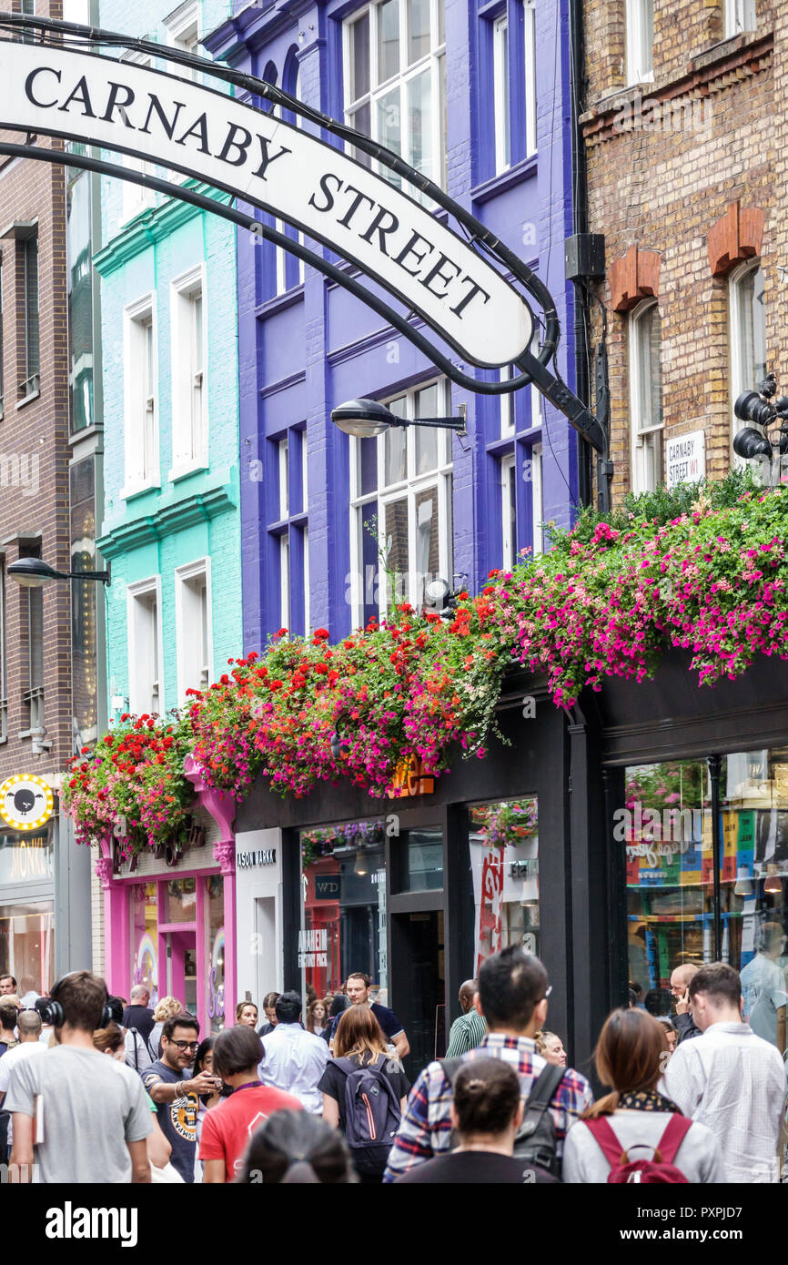 Londra Inghilterra, Regno Unito, Gran Bretagna, Soho Carnaby Street, via commerciale pedonale, fioriere di fiori, uomini donne acquirenti visitatori Foto Stock