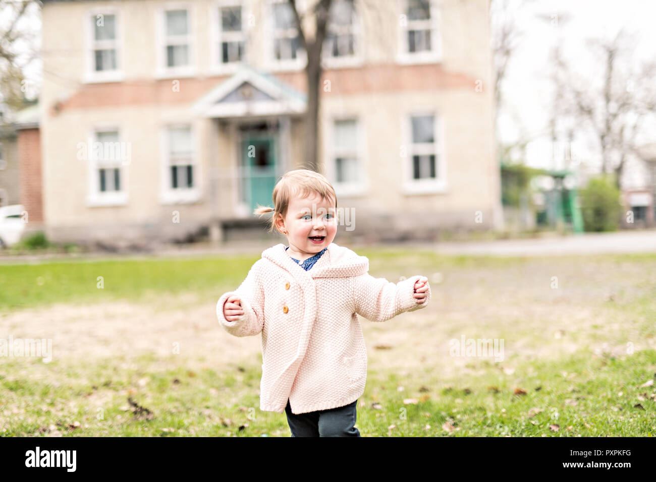 Sorridente bambina fuori indossando in rosa Foto Stock