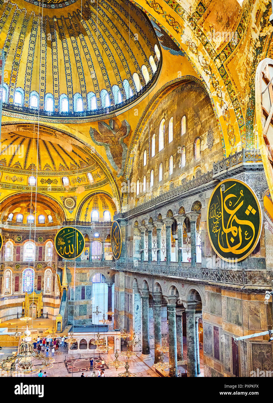 Il sud del corridoio della navata di Hagia Sophia e la moschea di abside con il mosaico della Vergine Maria in background. Istanbul, Turchia. Foto Stock