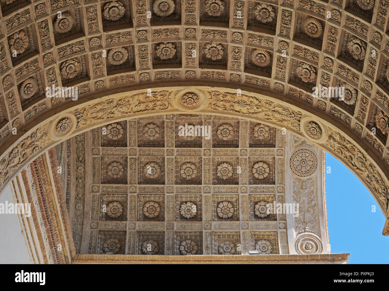 Dettaglio del portale massimale all'ingresso della Basilica di Sant' Andrea ( Leon Battista Alberti 1472), Mantova, Italia Foto Stock