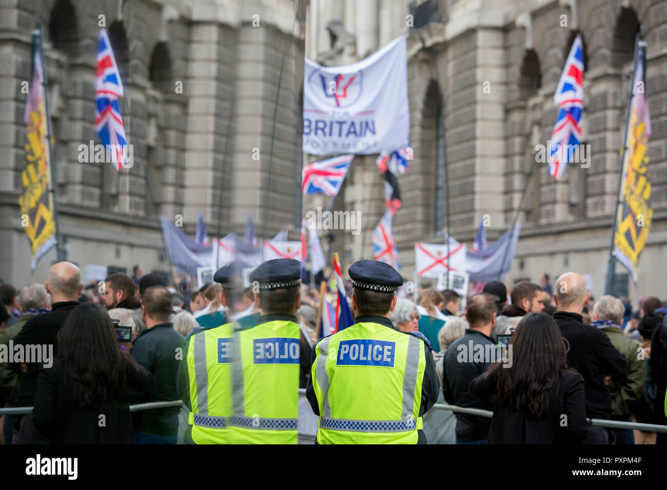 Le bandiere delle destre sostenitori dell'anti-Islam militante Tommy Robinson (vero nome Stephen Yaxley-Lennon e ex leader dell'ora-bandito Inglese Lega della Difesa) raccogliere al di fuori del centro di Corte penale (l'Old Bailey) il 23 ottobre 2018, a Londra, in Inghilterra. Circa un migliaio di raccolte in strada appositamente cordoned fuori dalla città di Londra polizia come Robinson apparso prima di Nicholas Hilliard, il registratore di Londra per un disprezzo udienza presso la Old Bailey durante il quale egli è stato nuovamente salvato prima che la causa è stata deferita al procuratore generale. Foto Stock