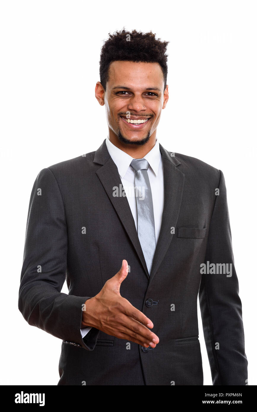 Giovani happy businessman africani sorridere mentre dando handshake Foto Stock