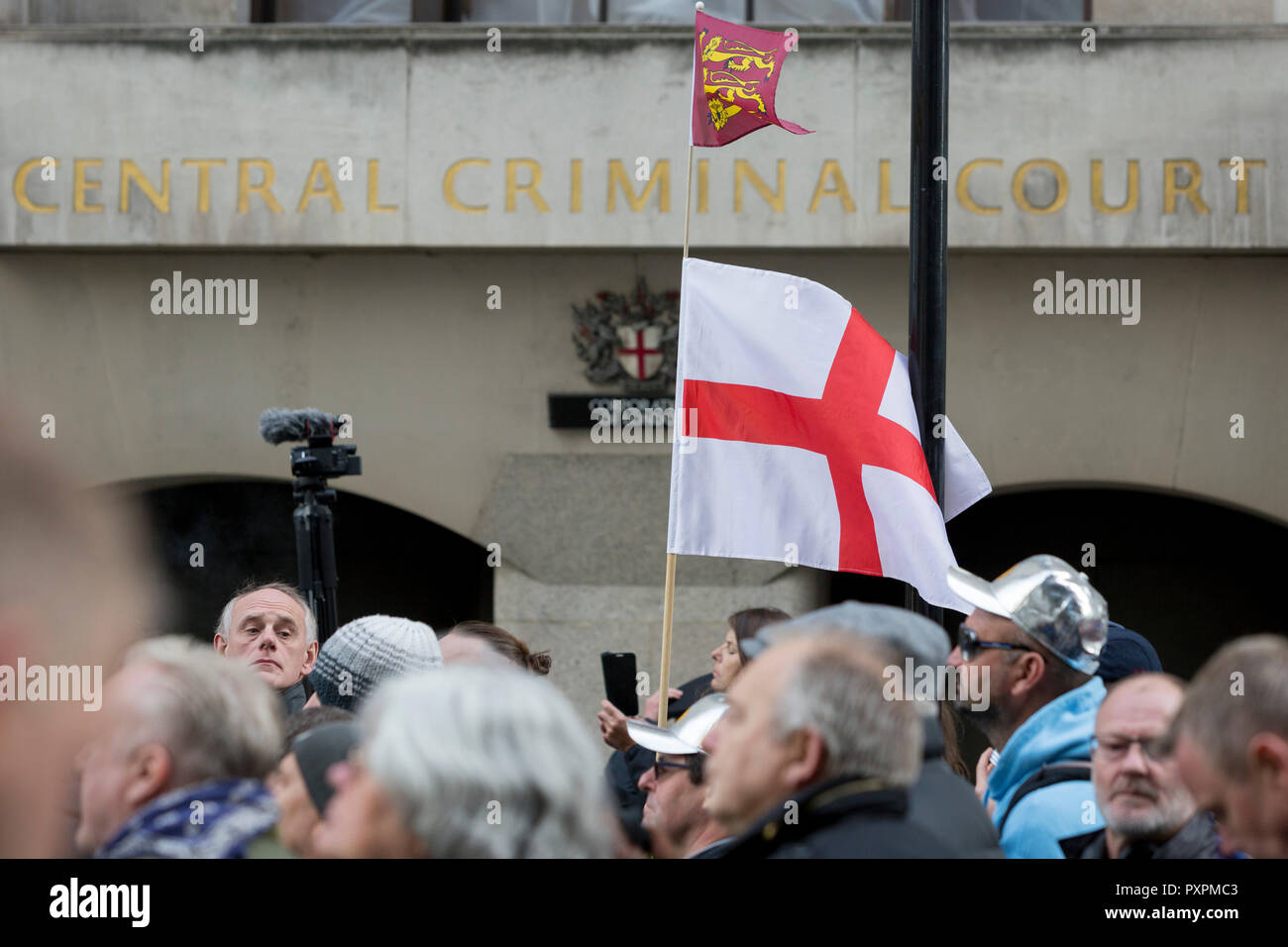 Le bandiere delle destre sostenitori dell'anti-Islam militante Tommy Robinson (vero nome Stephen Yaxley-Lennon e ex leader dell'ora-bandito Inglese Lega della Difesa) raccogliere al di fuori del centro di Corte penale (l'Old Bailey) il 23 ottobre 2018, a Londra, in Inghilterra. Circa un migliaio di raccolte in strada appositamente cordoned fuori dalla città di Londra polizia come Robinson apparso prima di Nicholas Hilliard, il registratore di Londra per un disprezzo udienza presso la Old Bailey durante il quale egli è stato nuovamente salvato prima che la causa è stata deferita al procuratore generale. Foto Stock