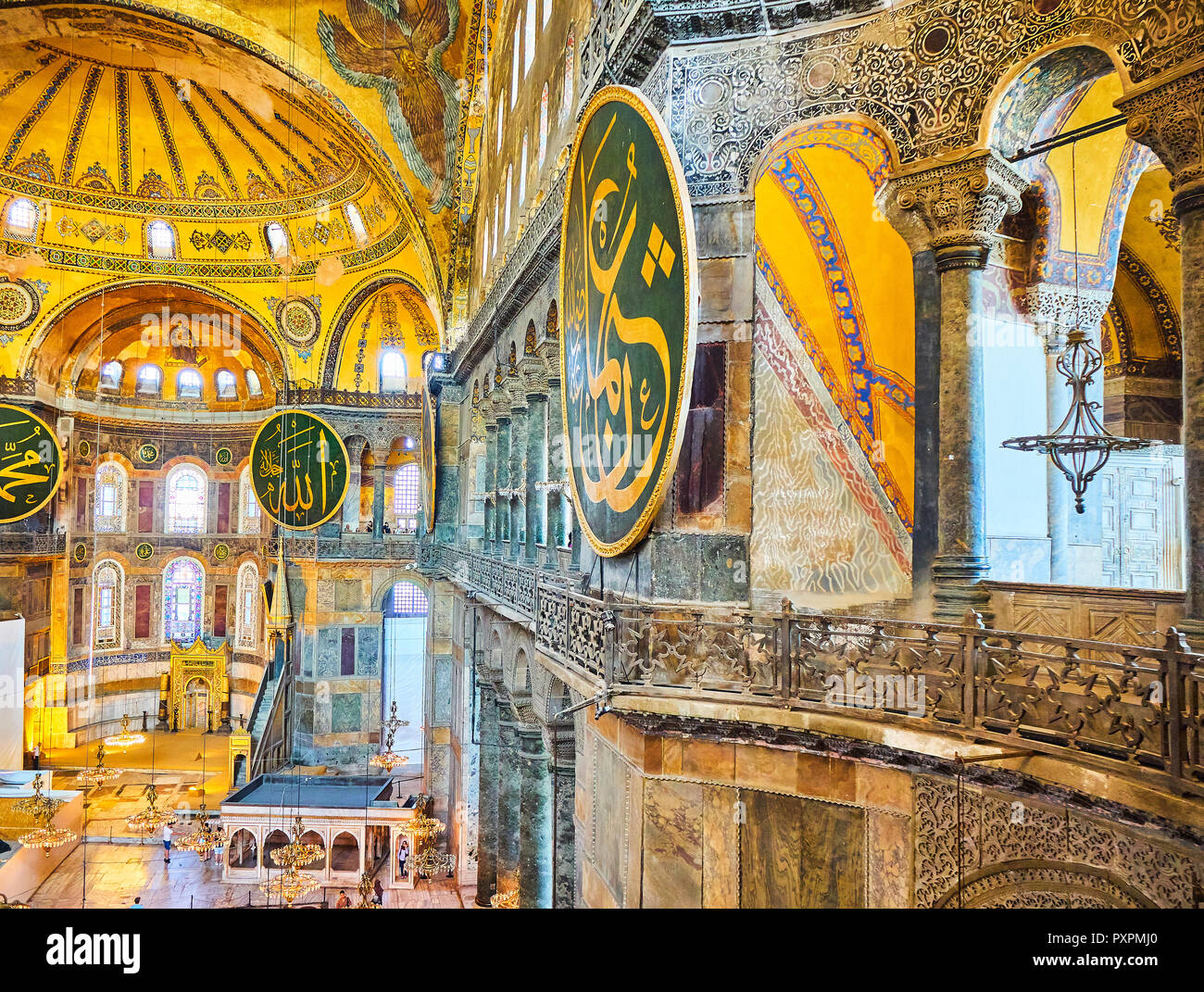 Il superiore galleria del sud della navata di Hagia Sophia e la moschea di abside con il mosaico della Vergine Maria in background. Istanbul, Turchia. Foto Stock