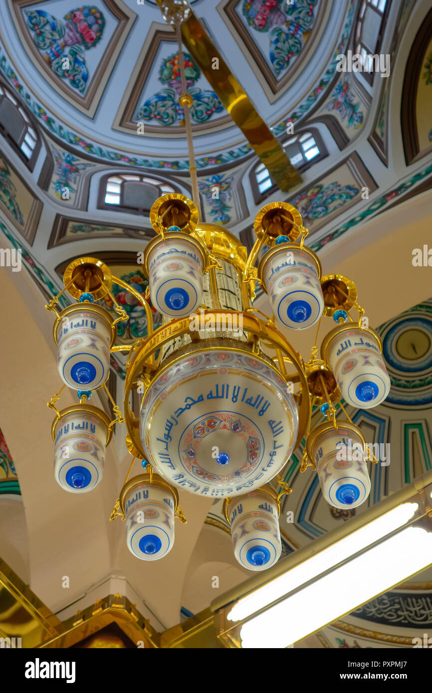 Illuminazione interna all'interno della moschea Nabawi Medina in Arabia Saudita. Foto Stock
