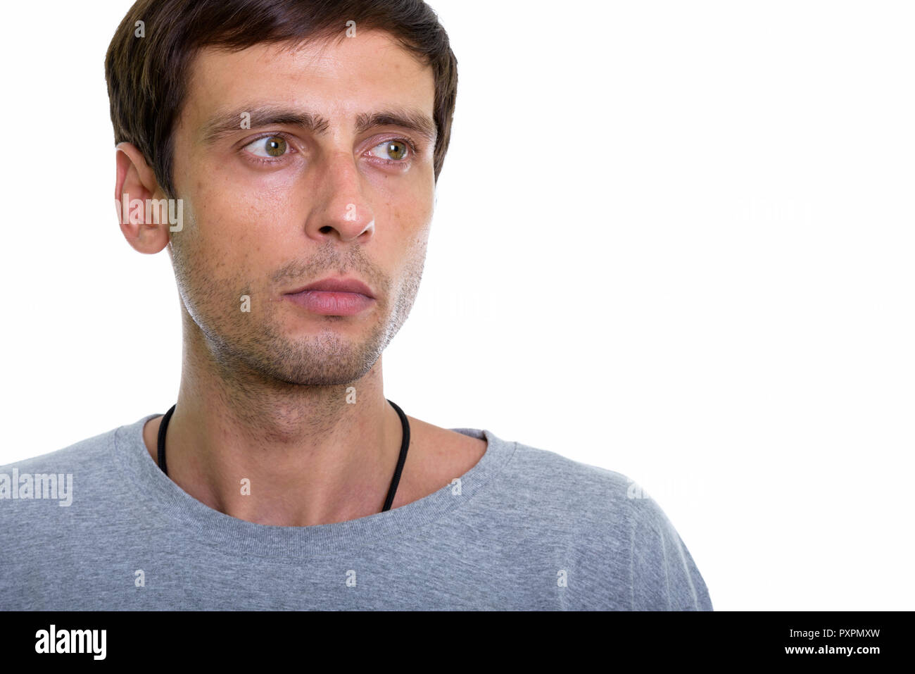 Chiusura del giovane uomo bello pensare guardando distanc Foto Stock