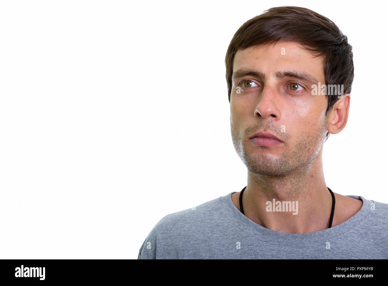 Chiusura del giovane uomo bello pensare e guardando in alto Foto Stock