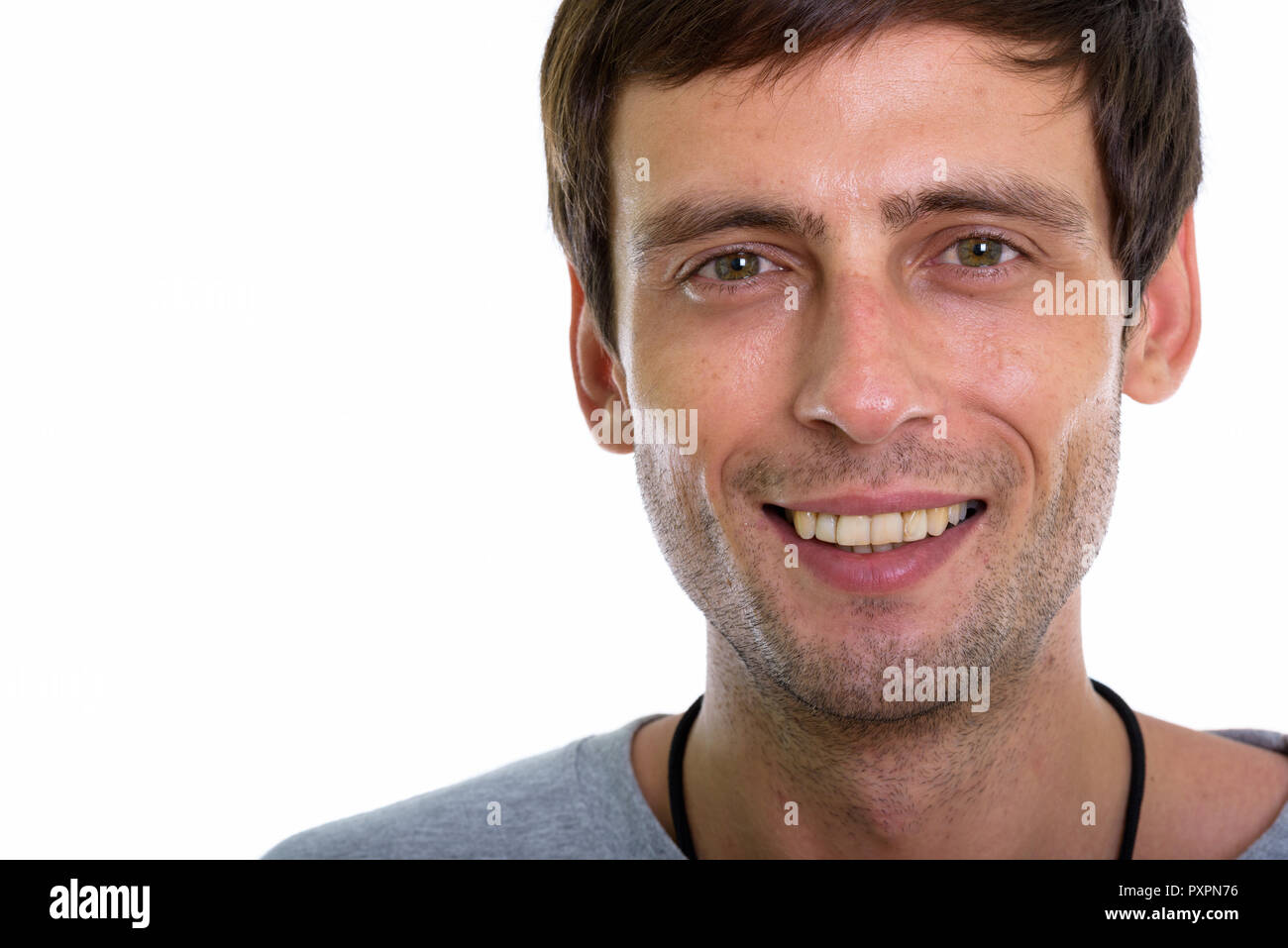 Close up di felice giovane uomo bello sorridente Foto Stock