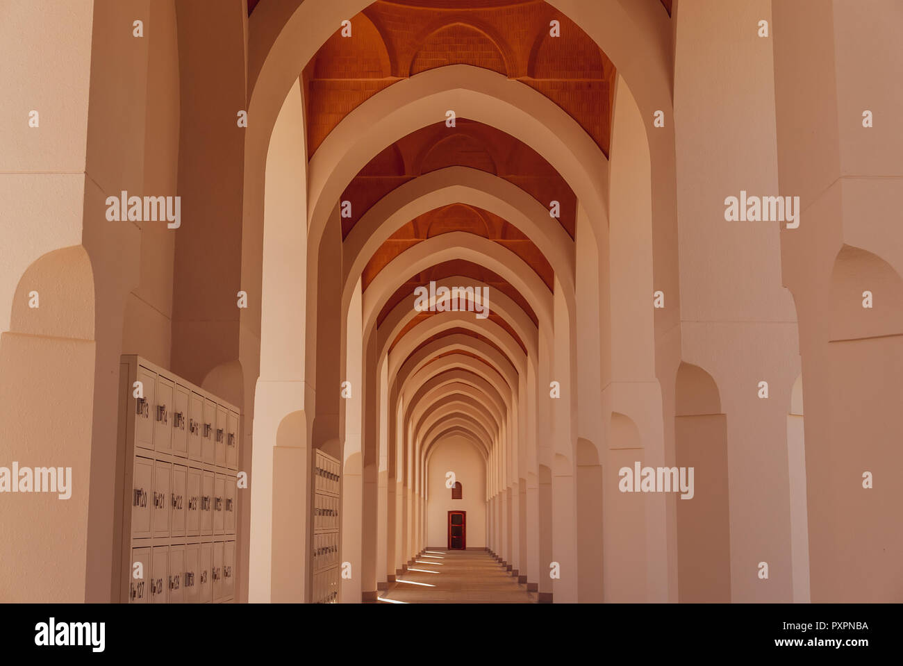 Esterno di un marciapiede in Masjid Bir 'Ali (o Shajarah o Zhulhulaifah) Moschea di Medina, Arabia Saudita. Foto Stock