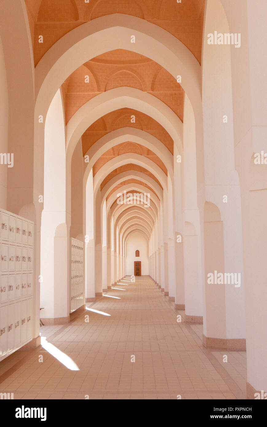 Esterno di un marciapiede in Masjid Bir 'Ali (o Shajarah o Zhulhulaifah) Moschea di Medina, Arabia Saudita. Foto Stock