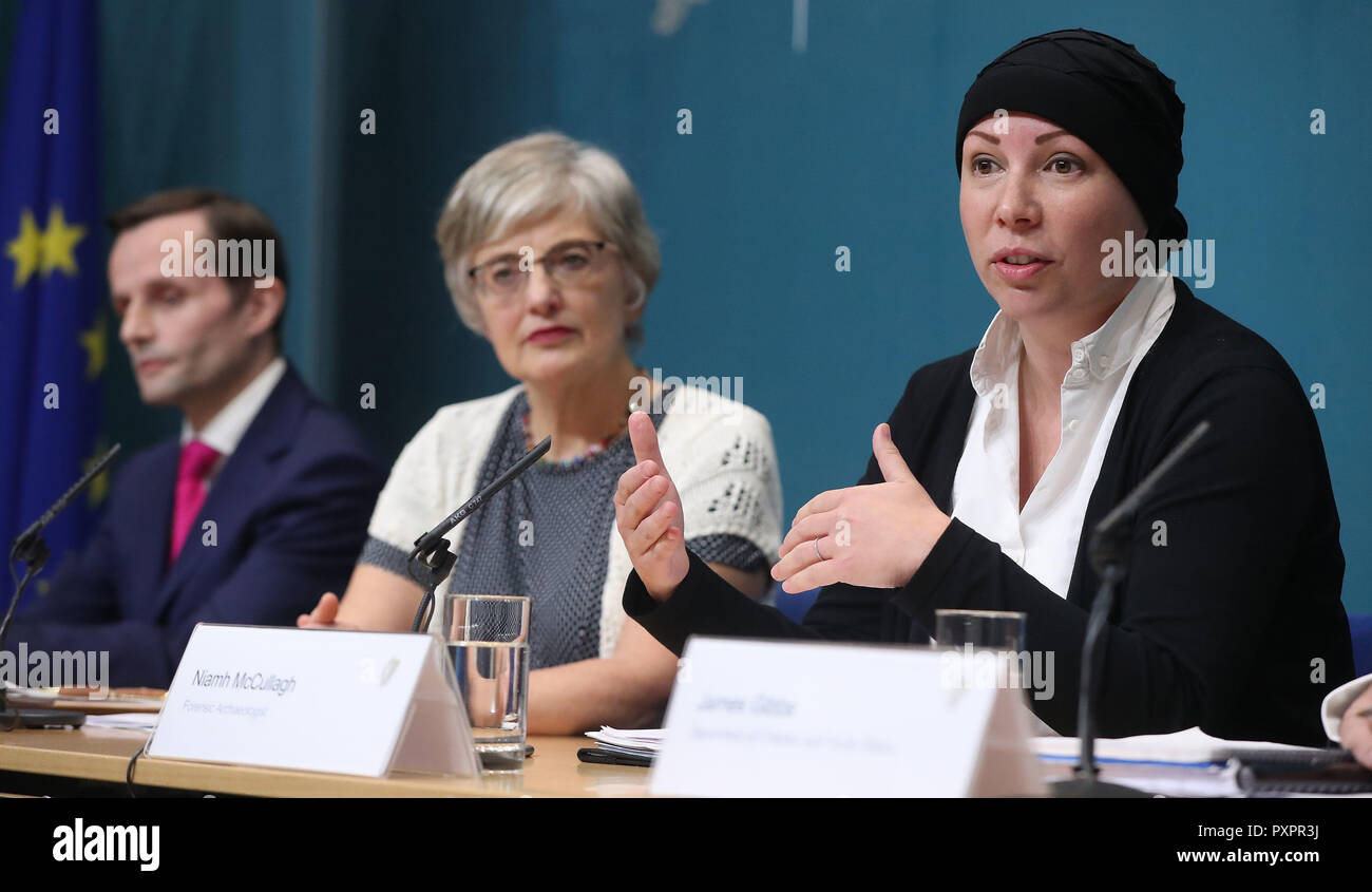 (Da sinistra a destra) relatore speciale per la protezione dei bambini Geoffrey Shannon, il ministro dei bambini Katherine Zappone e l'archeologo forense Niamh McCullagh intervenendo ad una conferenza stampa che annuncia lo scavo forense del sito di una ex casa madre e bambine a Tuam in Co Galway. Foto Stock