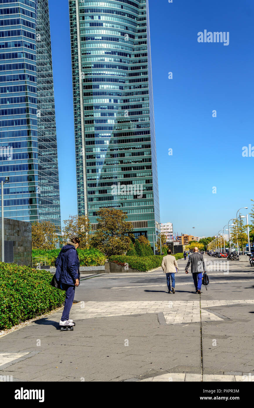 I grattacieli e gli hotel nella città di Madrid il cielo blu sullo sfondo di un moderno quartiere finanziario nella zona degli affari di Cuatro Torres, a Madrid, Spagna. Foto Stock