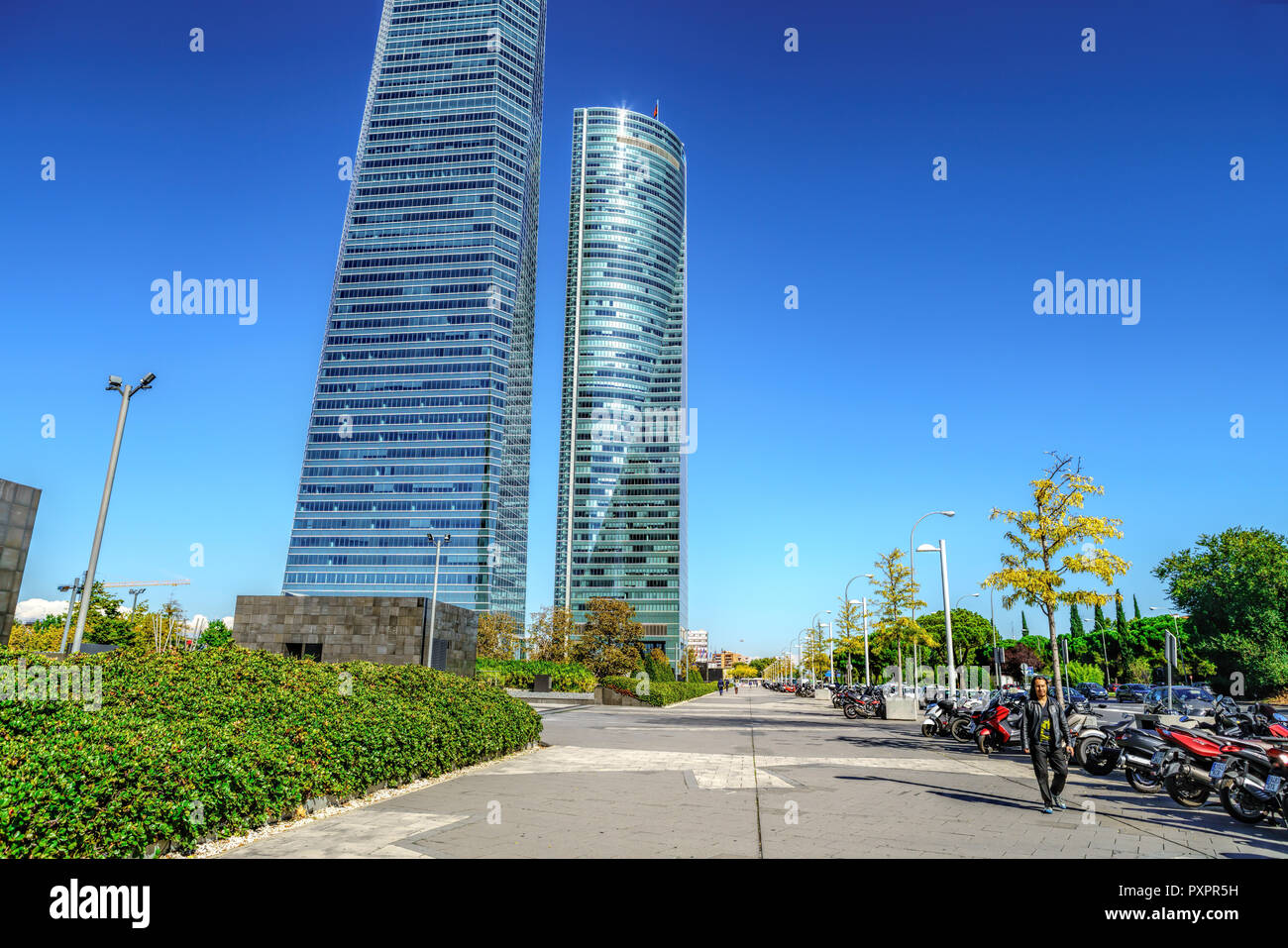 I grattacieli e gli hotel nella città di Madrid il cielo blu sullo sfondo di un moderno quartiere finanziario nella zona degli affari di Cuatro Torres, a Madrid, Spagna. Foto Stock