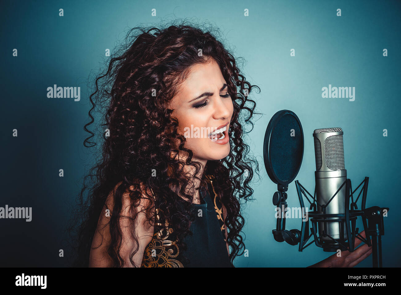 Il cantante. Donna ragazza signora cantando con microfono cantando Foto  stock - Alamy