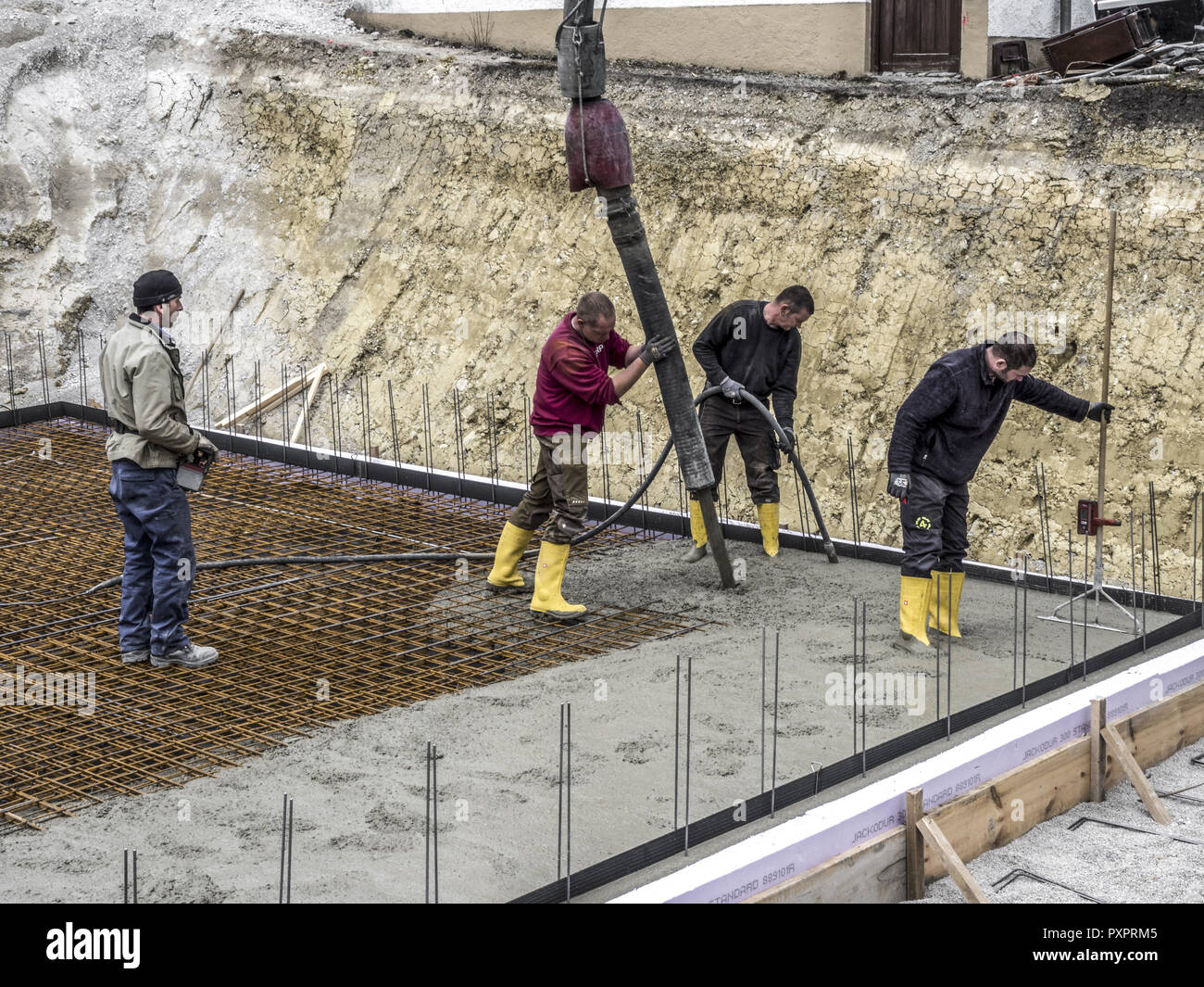 Operaio edile quando cementificazione una fondazione lastra di base costruzione Foto Stock