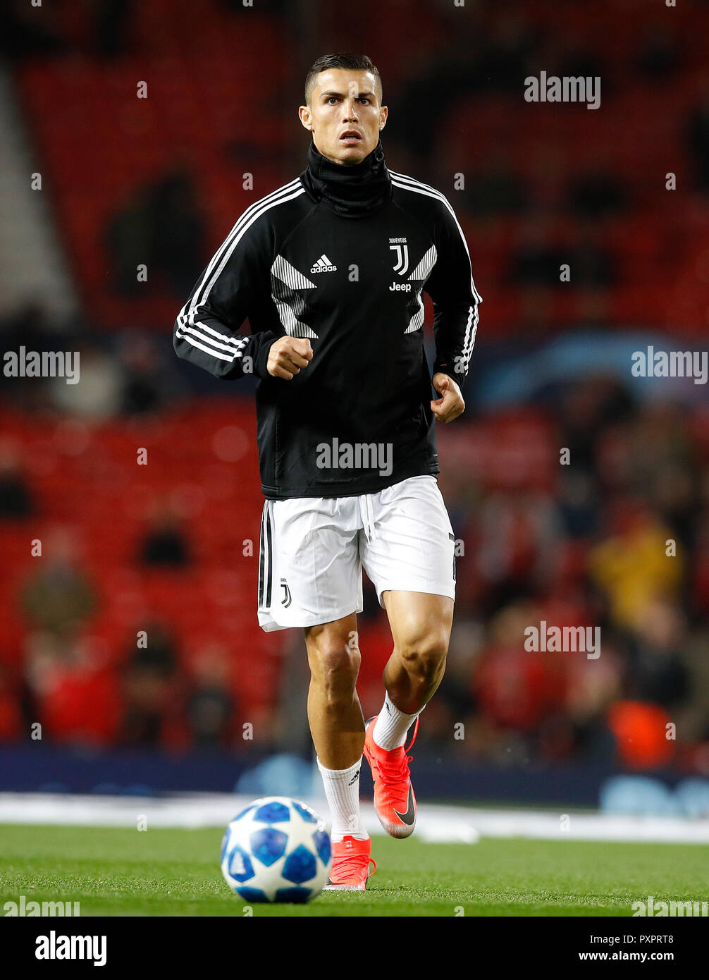 La Juventus' Cristiano Ronaldo in fase di riscaldamento prima della UEFA  Champions League a Old Trafford, Manchester Foto stock - Alamy