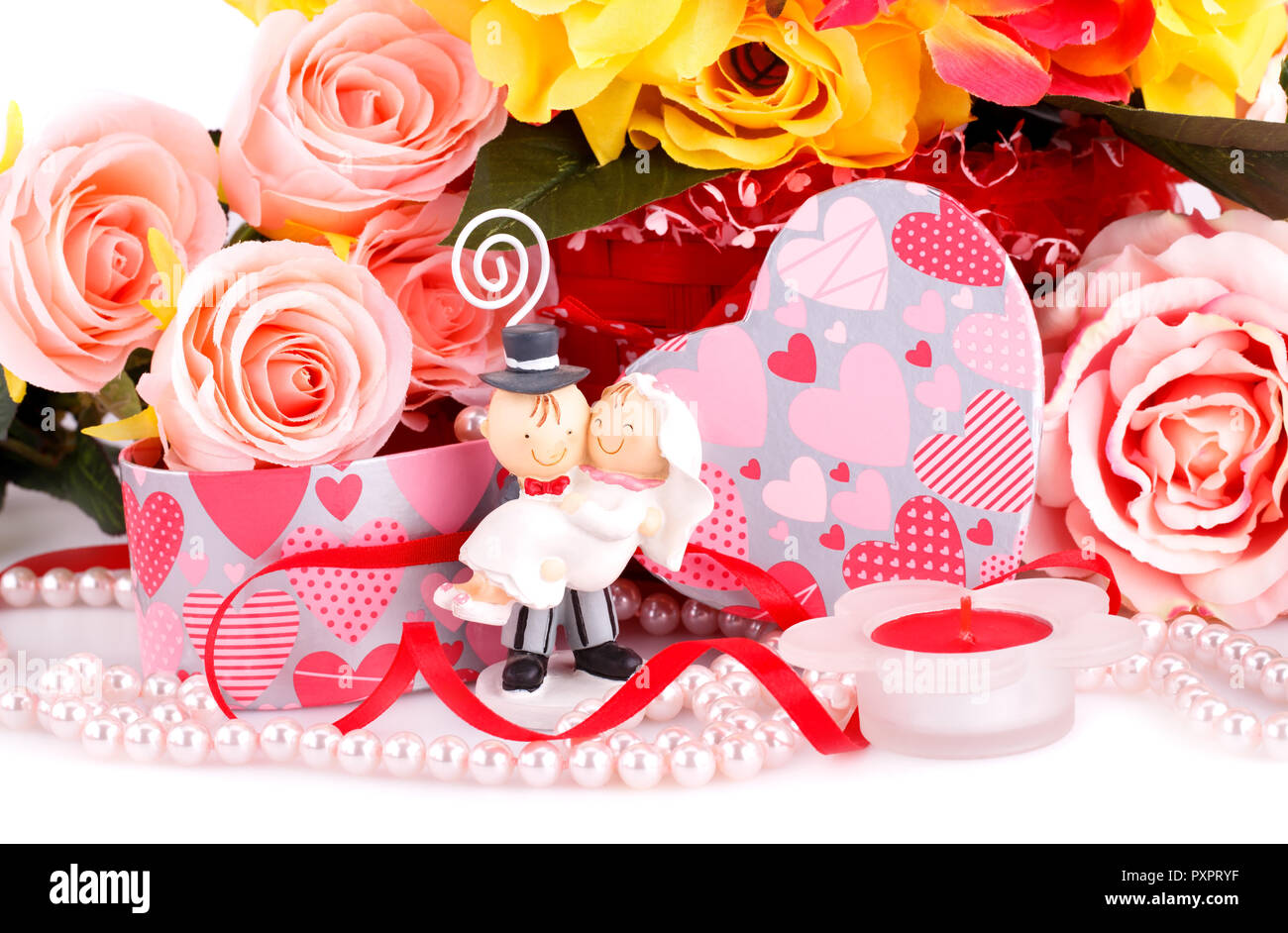 Rose colorate, sposa e il suo fidanzato, candela e confezione regalo chiudere l'immagine. Foto Stock