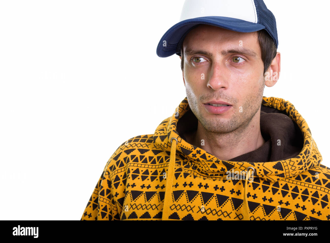 Chiusura del giovane uomo bello pensare mentre si indossa il cappuccio Foto Stock