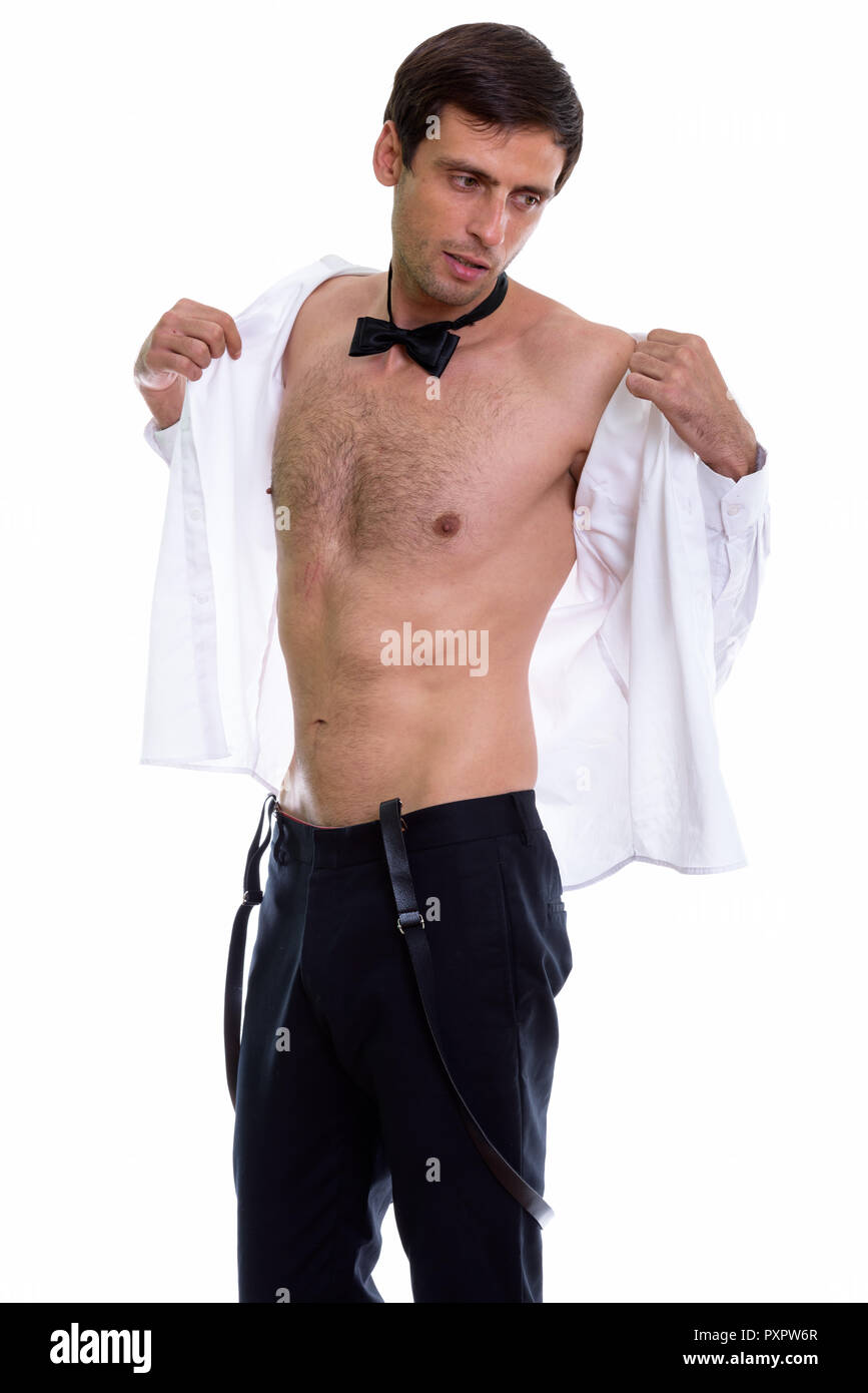 Studio shot del giovane uomo bello maglietta di apertura e di pensiero whi Foto Stock