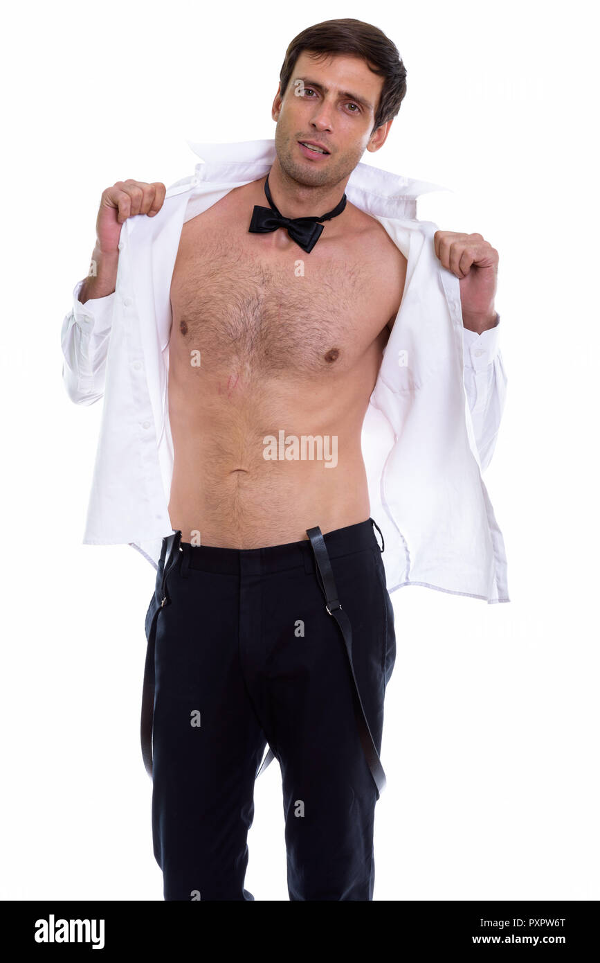 Studio shot del giovane uomo bello apertura shirt indossando bo Foto Stock