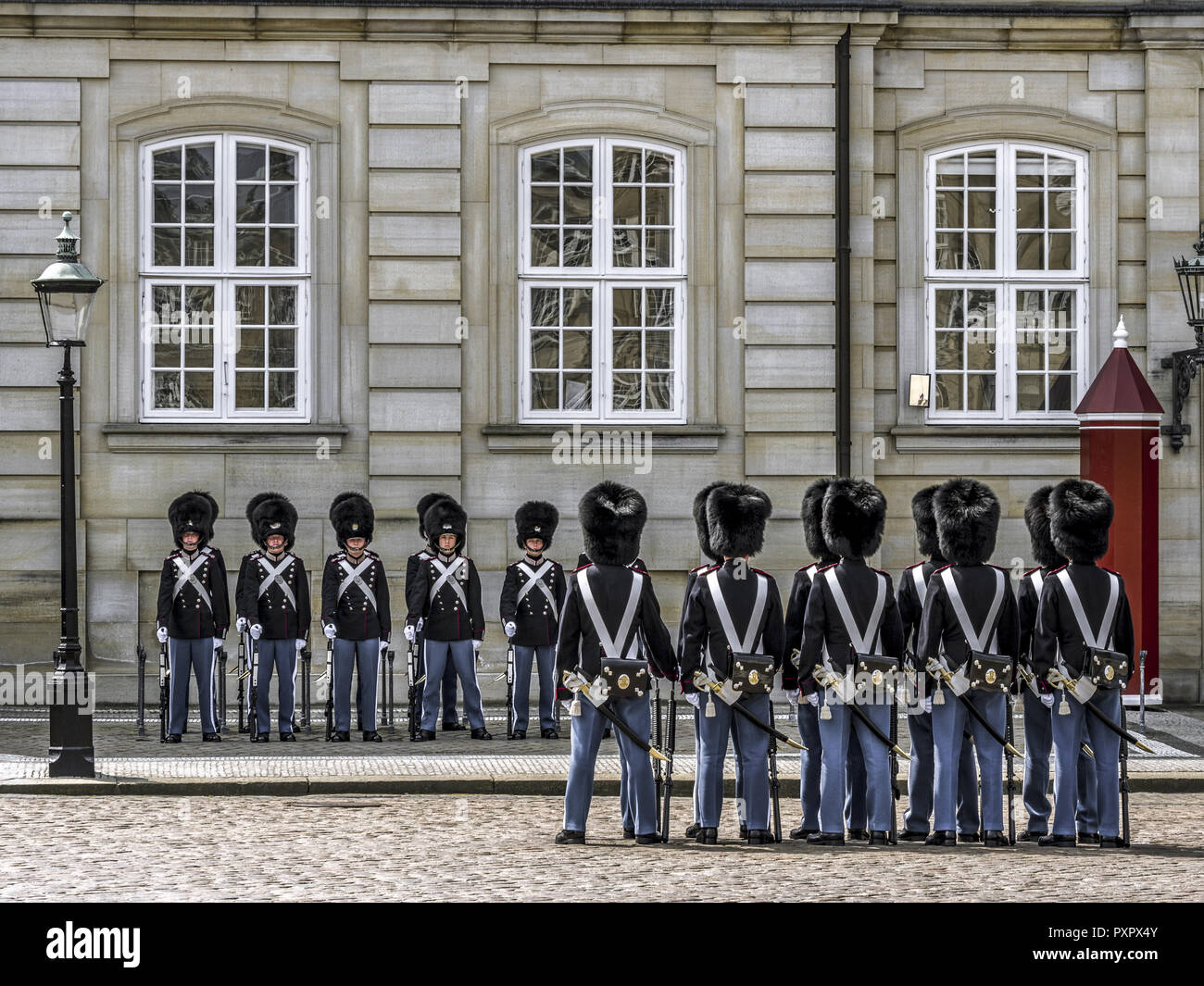 Royal vita delle guardie di fronte il Palazzo di Amalienborg, Copenaghen, Danimarca, Europa Foto Stock