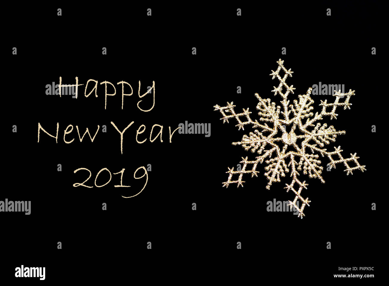 Golden Natale il simbolo del fiocco di neve close-up su sfondo nero. Decorazione di natale. Foto Stock