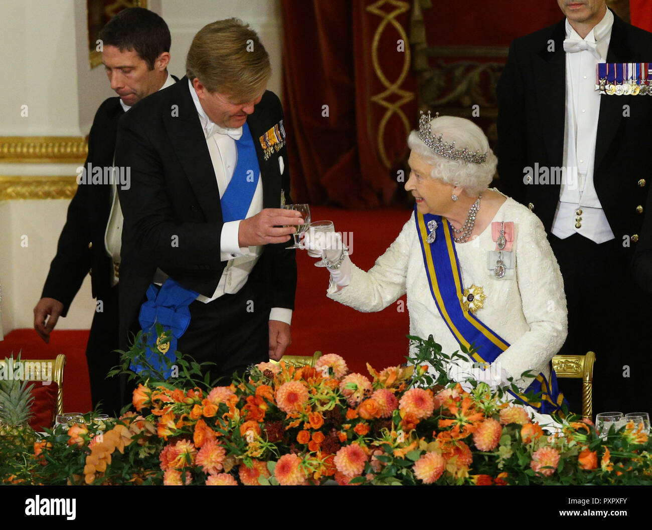 La regina Elisabetta II rende un brindisi durante un banchetto di Stato per la visita di Stato del re Willem-Alexander e massimi di Regina dei Paesi Bassi, a Buckingham Palace di Londra. Foto Stock