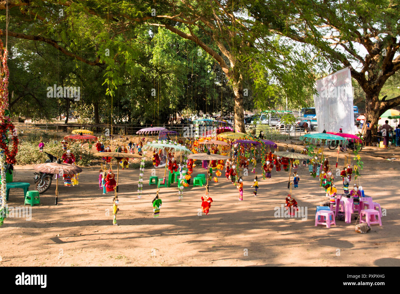 Colorato mercato in uno dei templi di Bagan, un sito storico del Myanmar Foto Stock