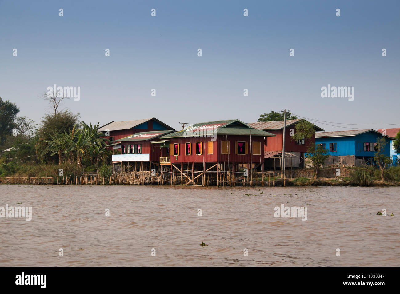 Case sulla riva del Lago Inle, una delle maggiori attrazioni turistiche del Myanmar Foto Stock
