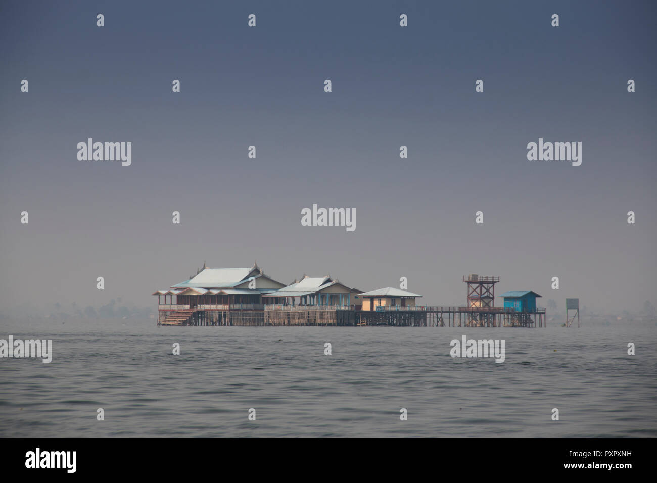 Case sulla riva del Lago Inle, una delle maggiori attrazioni turistiche del Myanmar Foto Stock