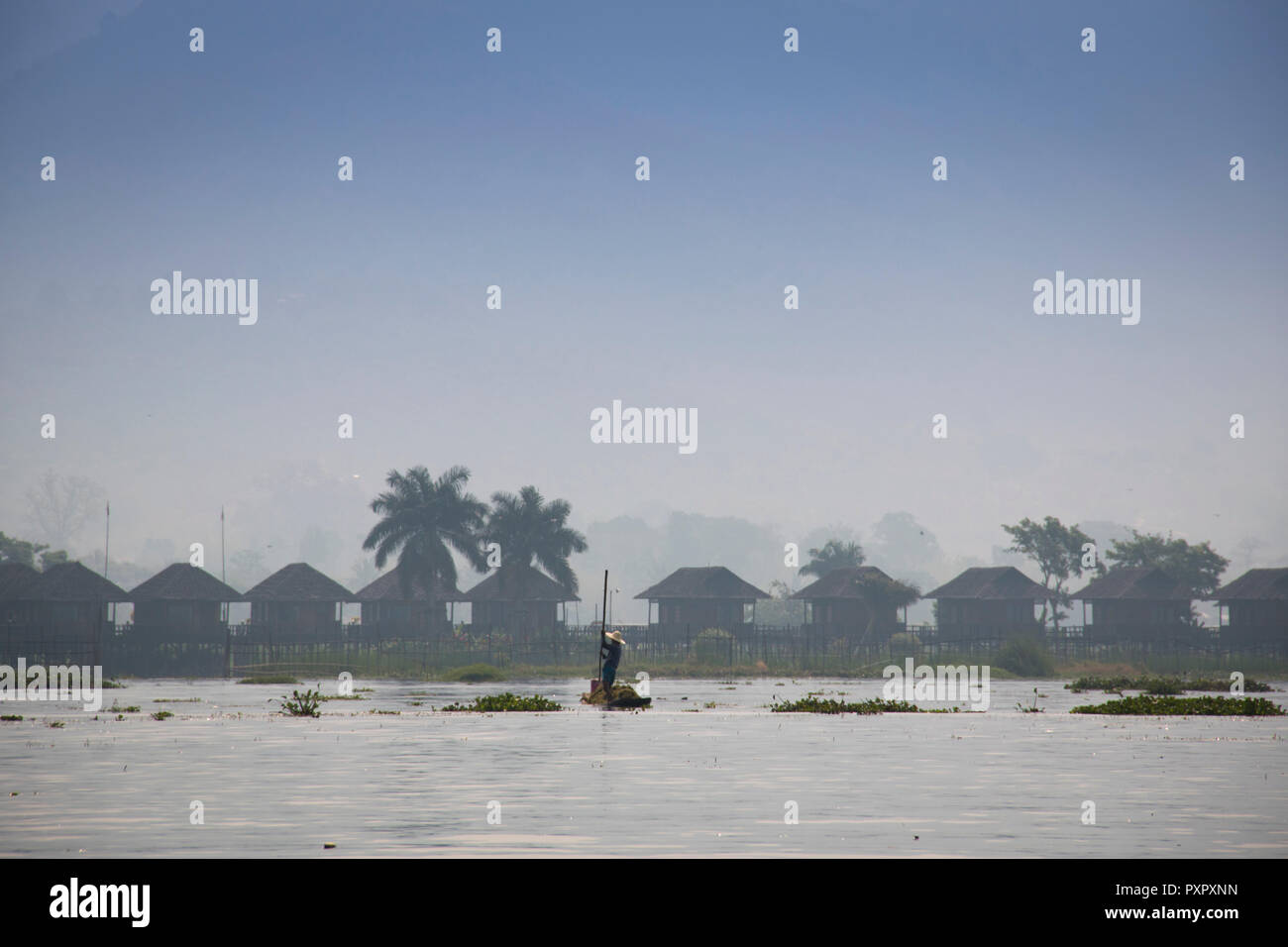 Lago Inle, MYANMAR - Marzo 2018: tipico di pescatori sul Lago Inle, una delle maggiori attrazioni turistiche del Myanmar Foto Stock