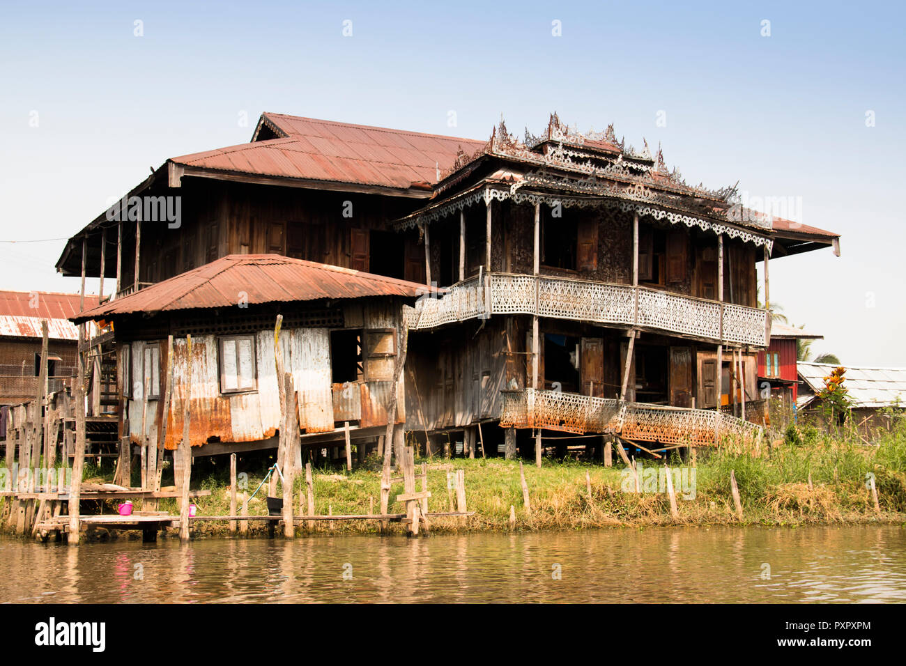 Case sulla riva del Lago Inle, una delle maggiori attrazioni turistiche del Myanmar Foto Stock