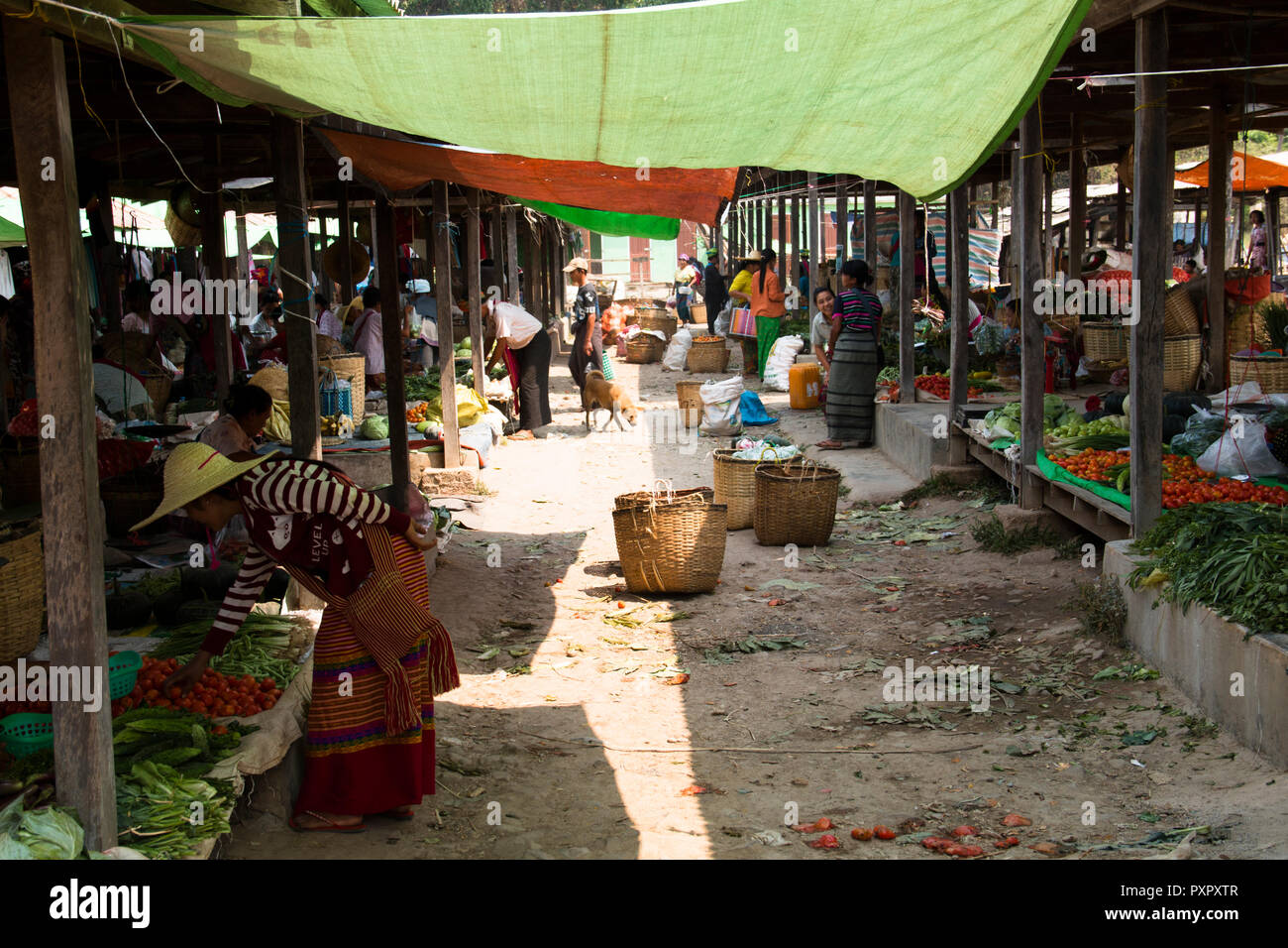 Lago Inle, MYANMAR - Aprile 2018: Persone in un mercato vicino Lago Inle, una delle maggiori attrazioni turistiche del Myanmar Foto Stock