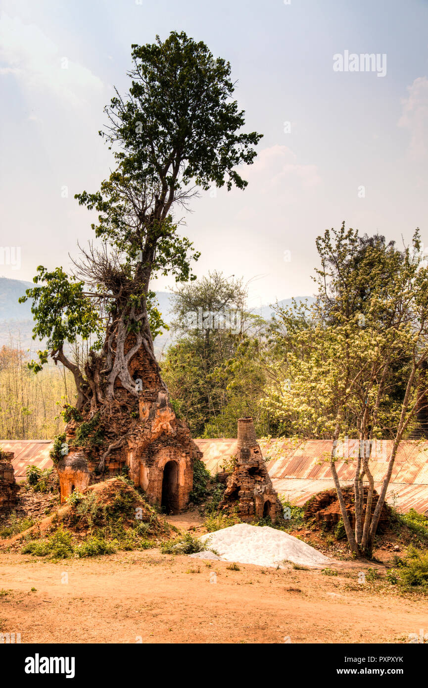 Antico tempio vicino Lago Inle, una delle maggiori attrazioni turistiche del Myanmar Foto Stock