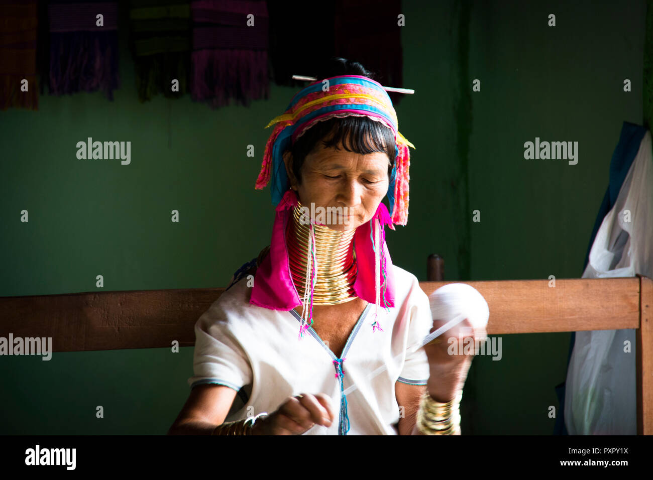 Lago Inle, MYANMAR - Aprile 2018: collo lungo la tessitura delle donne vicino Lago Inle, una delle maggiori attrazioni turistiche del Myanmar Foto Stock