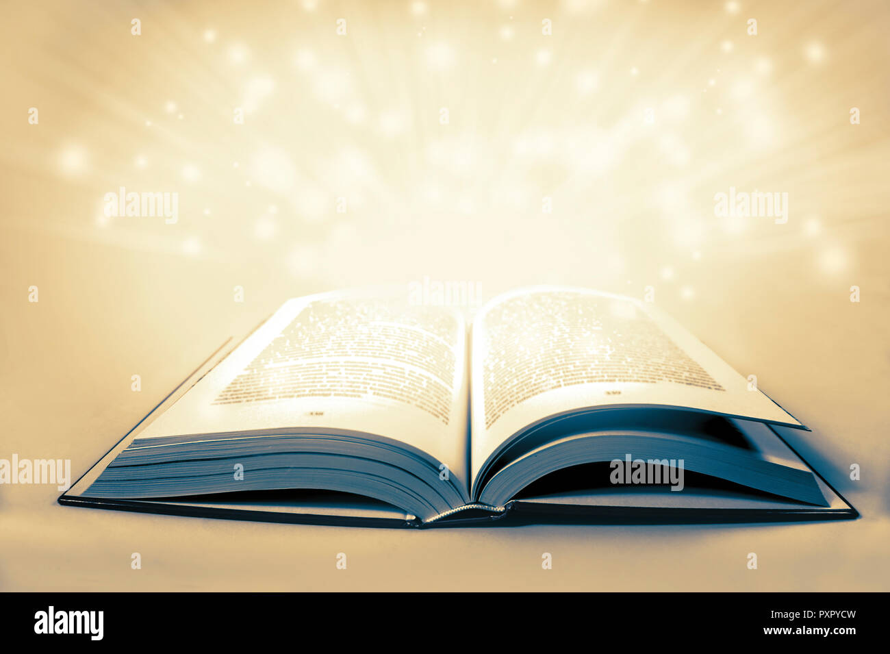 Bianco luce magica su un vecchio libro vintage con spazio di copia Foto Stock