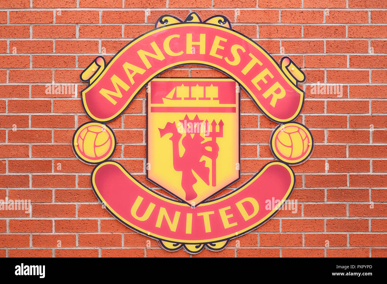 Il Manchester United Badge su una parete a Old Trafford Foto Stock