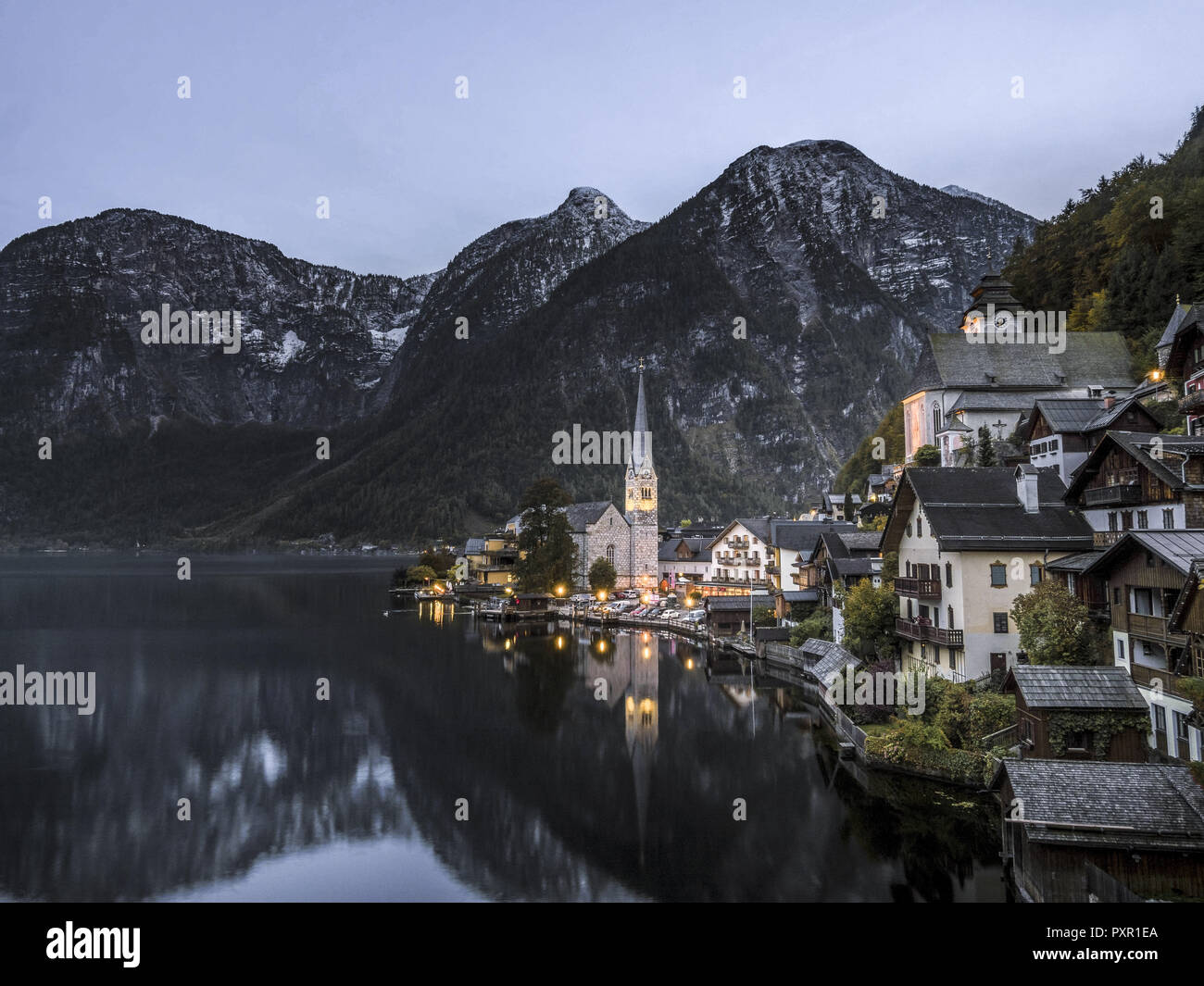 Villaggio di Hallstatt di notte, lago Hallstatt, Austria, Europa Foto Stock