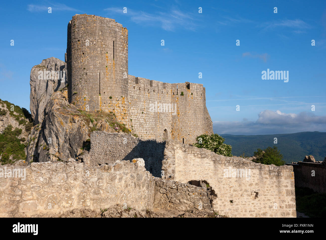 Mura e bastioni del castello cataro Peyrepertuse Francia all'inizio del sole mattutino Foto Stock