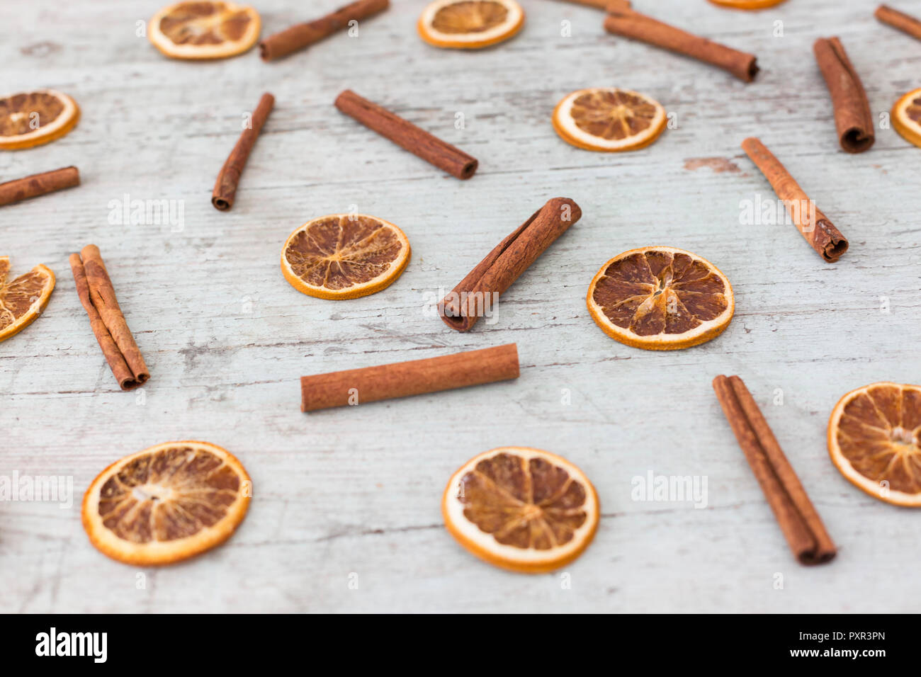 Asciugate le fette di arancia e bastoncini di cannella su legno Foto Stock