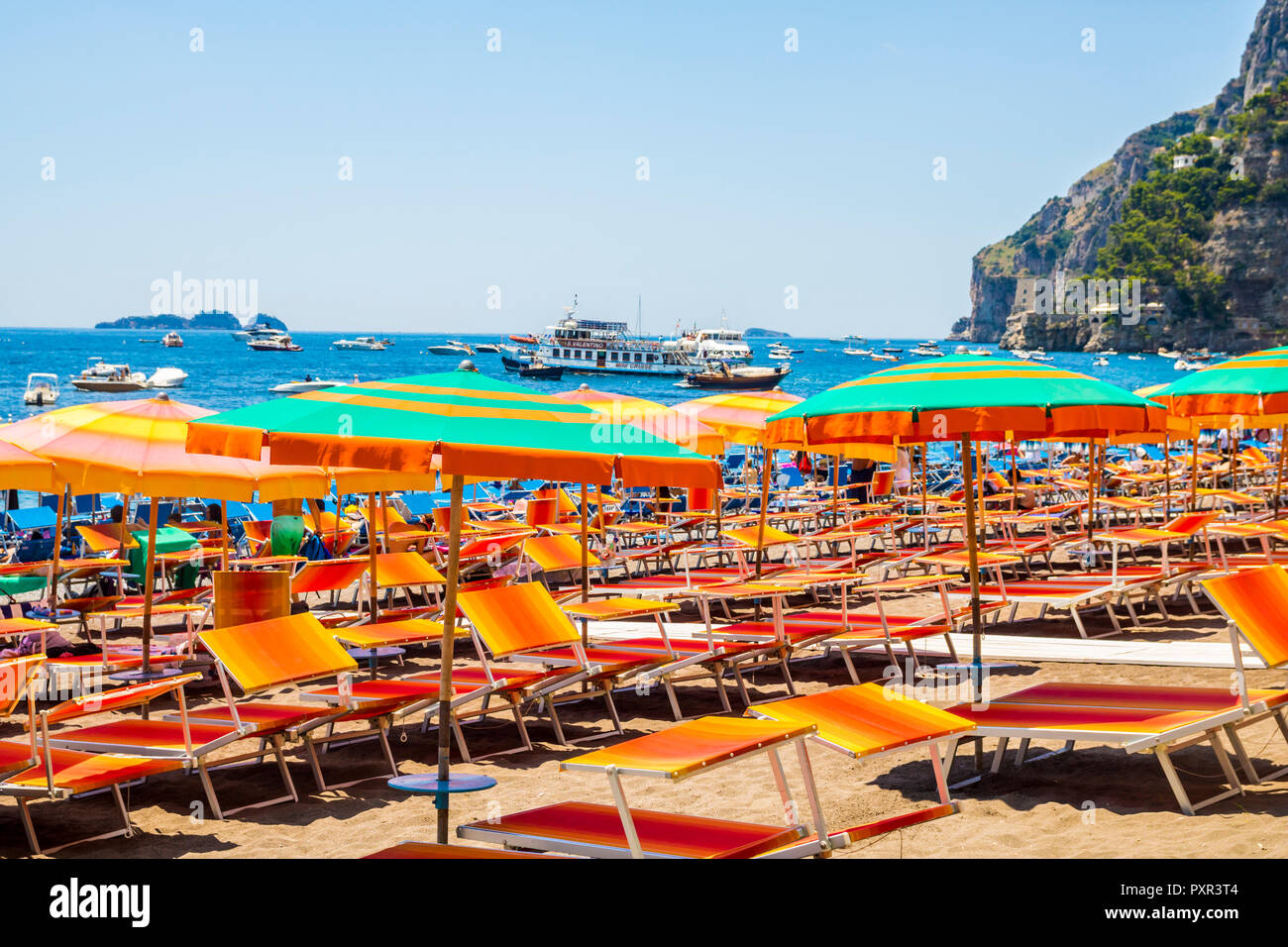 Ombrellone colorato multi-colore di ombrelloni sdraio lettini da spiaggia,  ombrelloni striscia luminosa spiaggia, Positano, Campania Italia, il  concetto di viaggio, concetto turistico Foto stock - Alamy