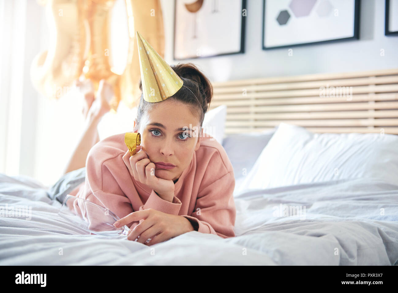 Ritratto di annoiato e triste donna durante la sua festa di compleanno Foto Stock
