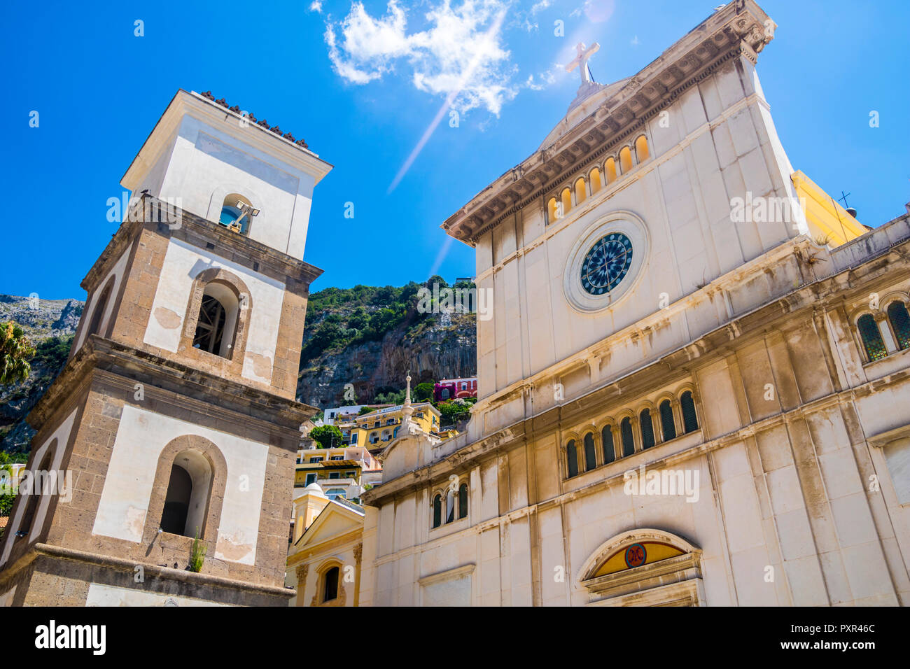 Chiesa di Santa Maria Assunta, Positano, Costiera Amalfitana, di religione, di concezione religiosa, il concetto di viaggio, i turisti ad esplorare Foto Stock